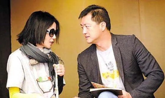 王菲绯闻不断,深夜现身李亚鹏住所后谢霆锋啥态度?