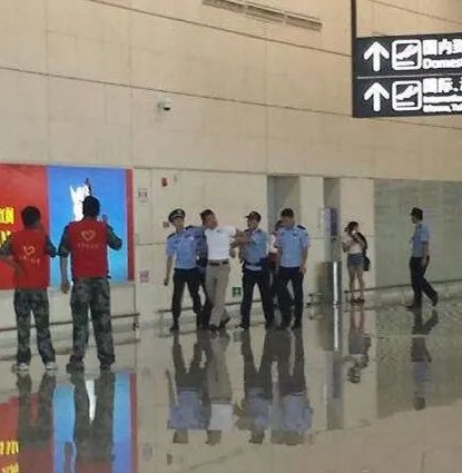 曝光鹿晗机场发火 鹿晗粉丝与安保人员起冲突