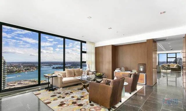 刘强东为奶茶妹妹庆祝生日，看看他送给奶茶妹妹的房子，才知道他究竟有多爱章泽天