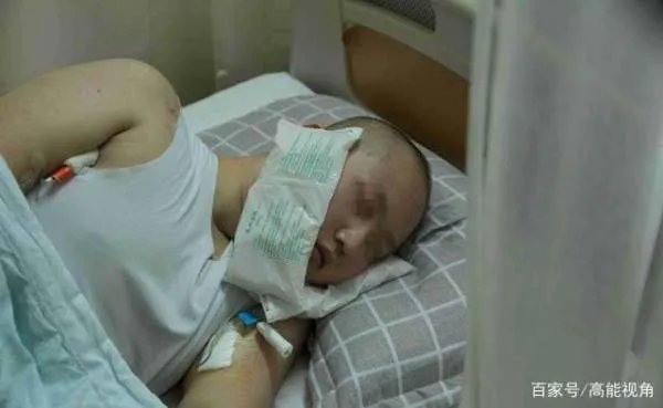 生日奶奶做了一碗长寿面,他却坚持要喂奶奶,没钱吃饭的一家怎么面对血癌?