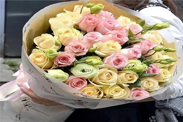 在俄罗斯探病慰问的时候，为什么送花一定要送偶数朵？