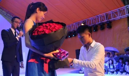 军训求婚攻略  求婚哪个膝盖跪地