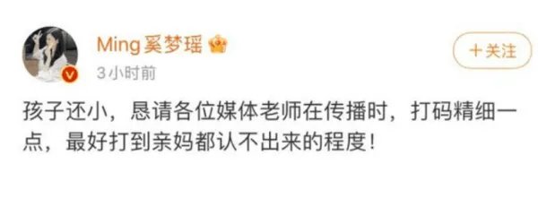 何猷君抱儿子逛街时被偶遇了，你觉得他们长得像吗？