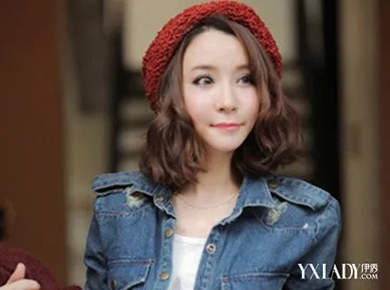 学生中长发卷发图片展示简单造型显清新甜美