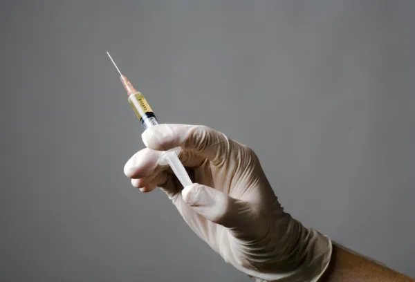 美国一小学老师摘口罩朗读传染半个班,当地采取了什么措施?