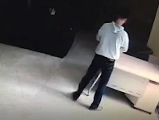 能否具体介绍一下“连偷邻居4次外卖”这件事情?