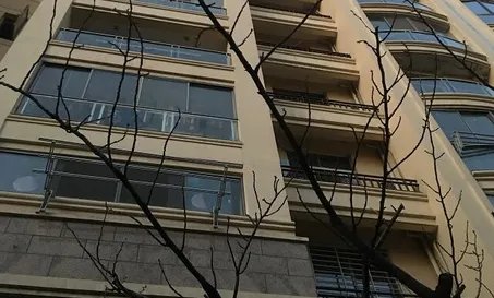 一女孩轻生从6楼坠下,辅警伸手接人被砸颅内出血,女孩父母该为其负责吗?