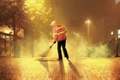 因扔垃圾男子殴打辱骂环卫工，受到怎样的处罚？