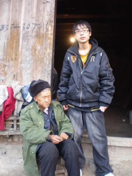 我记得很久以前的一期变形计主人公，一个戴眼镜的，后面还跟农村主人公去找家人的，谁还记得？叫什么