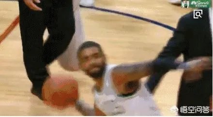 穆雷为了破纪录垃圾时间投篮刷分,欧文怒不可遏将球砸向观众席,你怎么看?