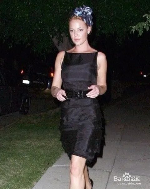 黑色小礼服搭配有哪些技巧?如何搭配黑色小礼服?