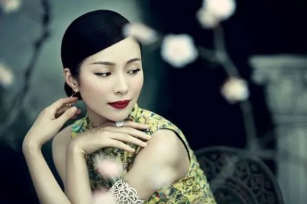 江一燕就豪宅违建道歉，我们应该怎么看？