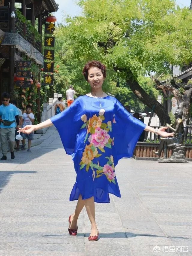 女人穿休闲衣服好看还是女人味十足的衣服好看？