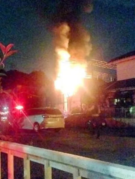 日本东京都多摩市一住宅楼发生火灾，造成2人死亡，目前当地情况如何？