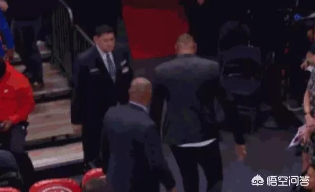 勇士与尼克斯的比赛中,考辛斯因不满裁判判罚连吃两个技犯被罚出场,你怎么看?