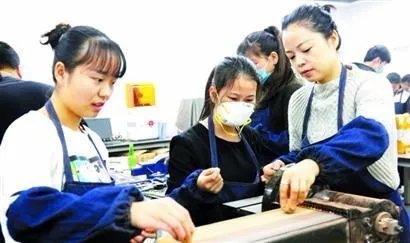 女老师自学木工走红是怎么回事？