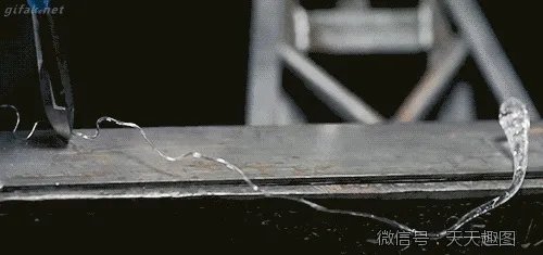 子弹都打不碎的“鲁珀特之泪”为何一捏尾部就碎了?