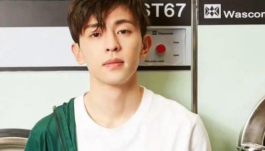 邓伦出生在什么样的家庭中？