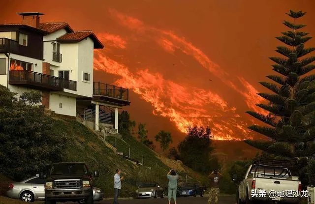 加州大火的原因是什么