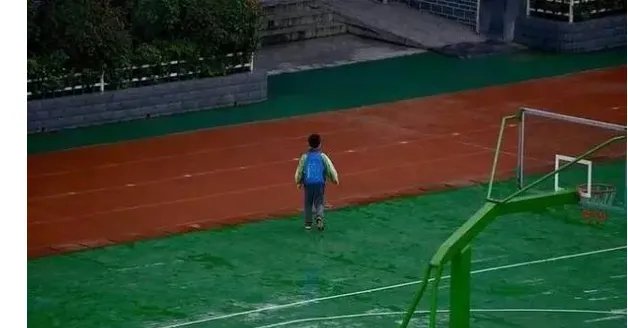 小学生上课迟到遇奏国歌雨中站立独自敬礼是怎么回事？