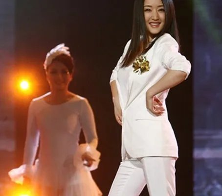 杨钰莹大尺度照片其抛胸露乳 早年比基尼照片曝光