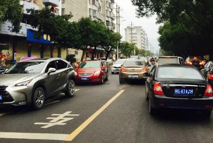 河南拆迁大妈医院收停车费，说这以前是她家的地，她的做法合理吗？