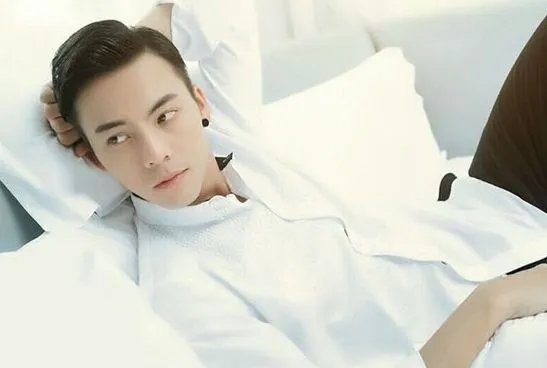 娱乐圈中有哪些穿白衬衫很好看的明星？