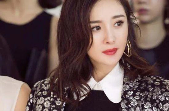 杨幂潮流造型穿搭现身机场,挥手向粉丝打招呼好亲切,她的状态如何?