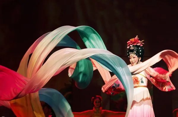 李玉刚镜花水月水袖多长