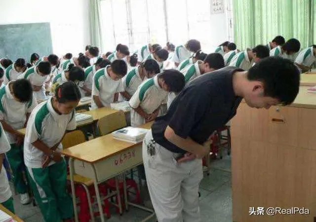 写一篇关于扬州大学重拾“上课礼”观点的作文？