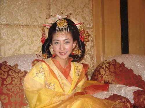 唐一菲和王晶签了三部电影,还都是性感路线,你怎么看?