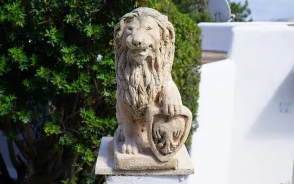 在各种古代的建筑中，门口经常会摆放两尊石狮，这个习俗是怎么来的呢？