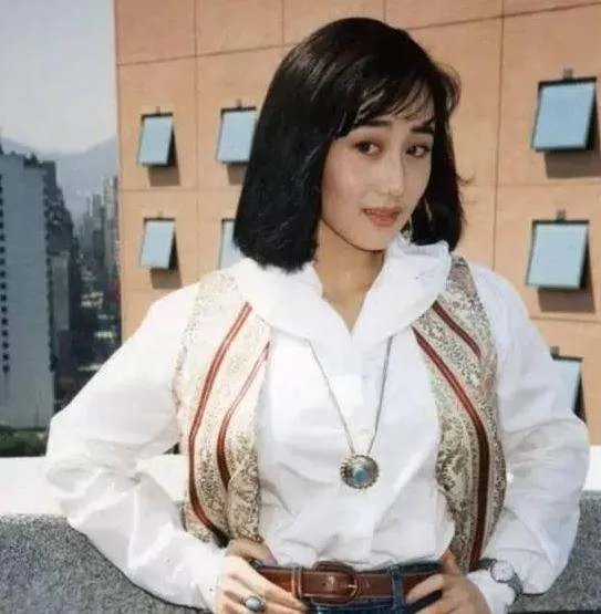 马上成为赌王五太的利智，为何最后嫁给了李连杰呢？