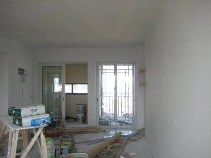 开门一看，装修工人带着老婆住在我家