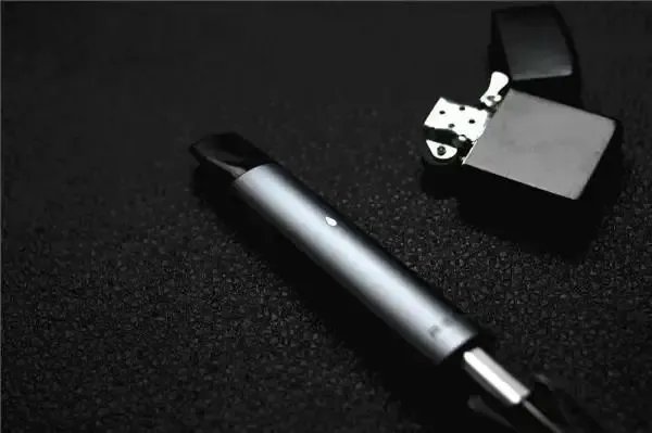 女子在高铁上吸电子烟，烟瘾不小，胆儿也够肥，周围乘客的反应是怎样的？