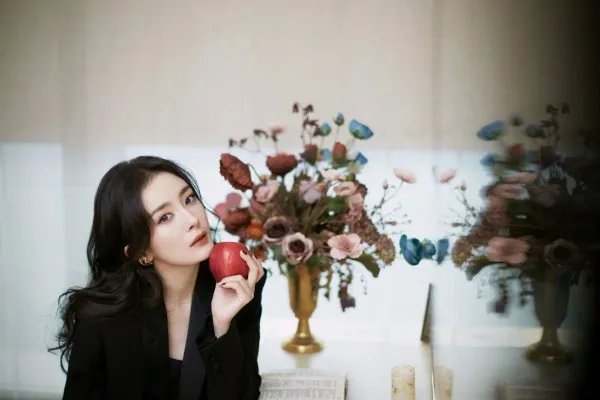 杨幂拍戏被偶遇，穿短裤秀纤细美腿少女感满满，她是如何保养自己的？