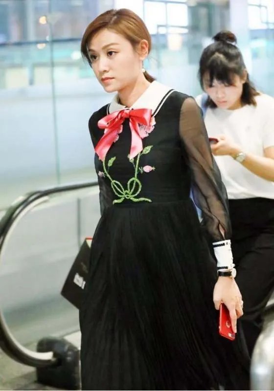 田亮老婆叶一茜又美出圈了，穿黑色纱裙现“赫本式优雅”她的气质如何？