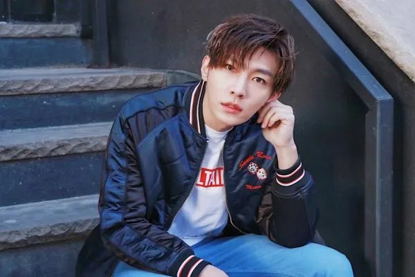 为了不假唱，把话筒倒着拿的炎亚纶，你知道哪些敬业的明星？