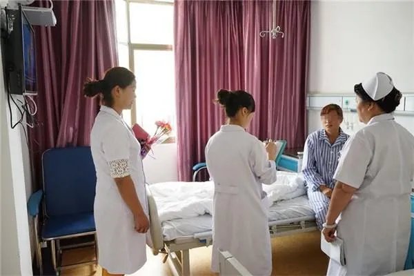 在俄罗斯探病慰问的时候，为什么送花一定要送偶数朵？