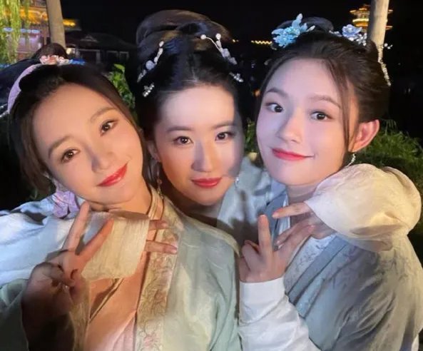 柳岩晒与刘亦菲林允杀青合影，她们的状态怎么样？