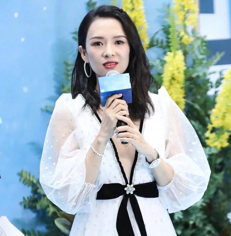 章子怡商场活动身穿白裙气质优雅,41岁状态是不是真实的?