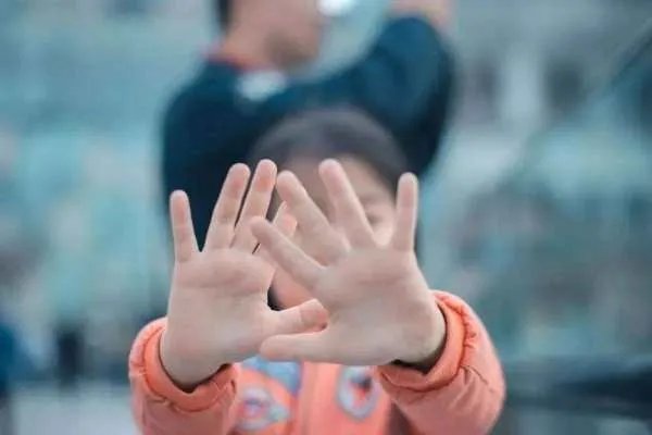 孙子没完成作业奶奶揍儿子，对此你有何看法？