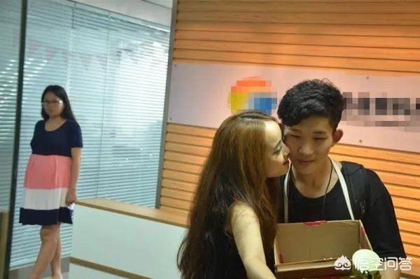 为什么夫妻两个不能在同一家公司上班？