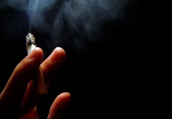 老人吸烟被劝猝死案劝烟者二审无责，你见的熊老人有多熊？