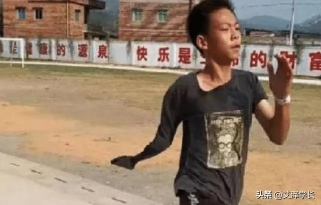 在受到库里的夸赞后，独臂励志篮球少年张家诚录制视频表示感谢，你怎么评价？