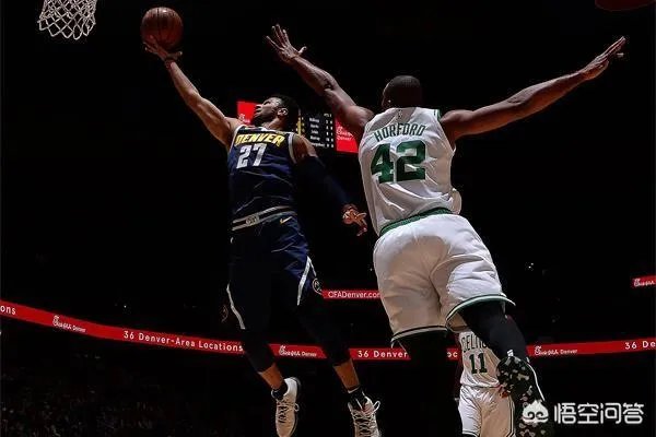 穆雷为了破纪录垃圾时间投篮刷分,欧文怒不可遏将球砸向观众席,你怎么看?