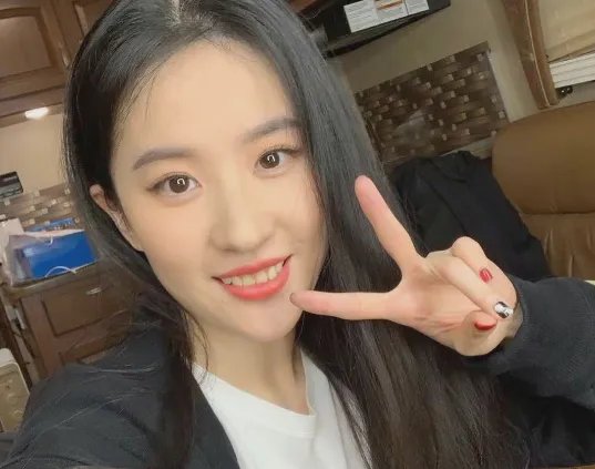 柳岩晒与刘亦菲林允杀青合影，她们的状态怎么样？