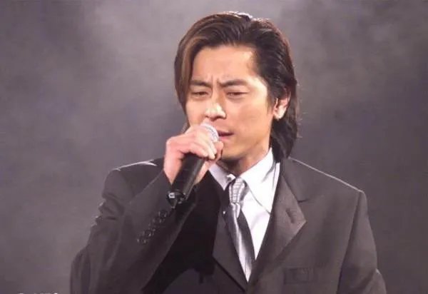 “我只能偷偷爱上你”是哪首歌？