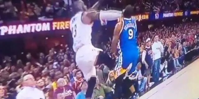 大家对NBA总决赛第三场最后10秒詹姆斯踢伊戈达拉怎么看？