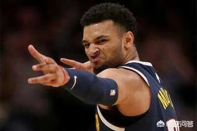 穆雷为了破纪录垃圾时间投篮刷分,欧文怒不可遏将球砸向观众席,你怎么看?